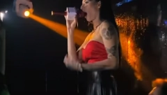 AKO STE SNIMILI KAKO MI ISPADA S*SA, NEMA VEZE NIJE MOJA Blogerka se popela na binu i doživela neviđeni peh! (VIDEO)