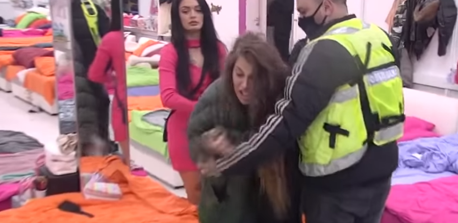 OVO JE SVIMA PROMAKLO! Dalila momentalno izvedena iz Zadruge nakon nasilja nad Dejanom, isplivala fotka, produkcija morala odmah da reaguje!