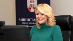 MODEL KOJI JE MINISTARKA ODABRALA JE HIT SEZONE: Darija Kisić oduševila je sve, savršenim izdanjem nadmašila prethodne kombinacije