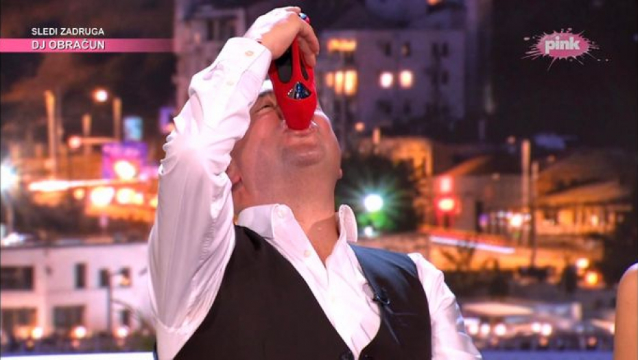 GOSTI U STUDIJU ŠOKIRANI! Đani uživo u emisiji ponovo pio iz cipele i to ženske, voditelj ostao bez reči nakon ovog pevačevog poteza!