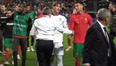 TOTALNO LUDILO IZ DRUGOG UGLA! Šta su raspravljali Ronaldo i Vlahović? Jedan naš igrač na ivici suza! (VIDEO)