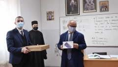 PLANIRAMO MNOGE ZAJEDNIČKE PROJEKTE! Vesić uručio tablete i laptopove bogoslovskoj školi u Beogradu!