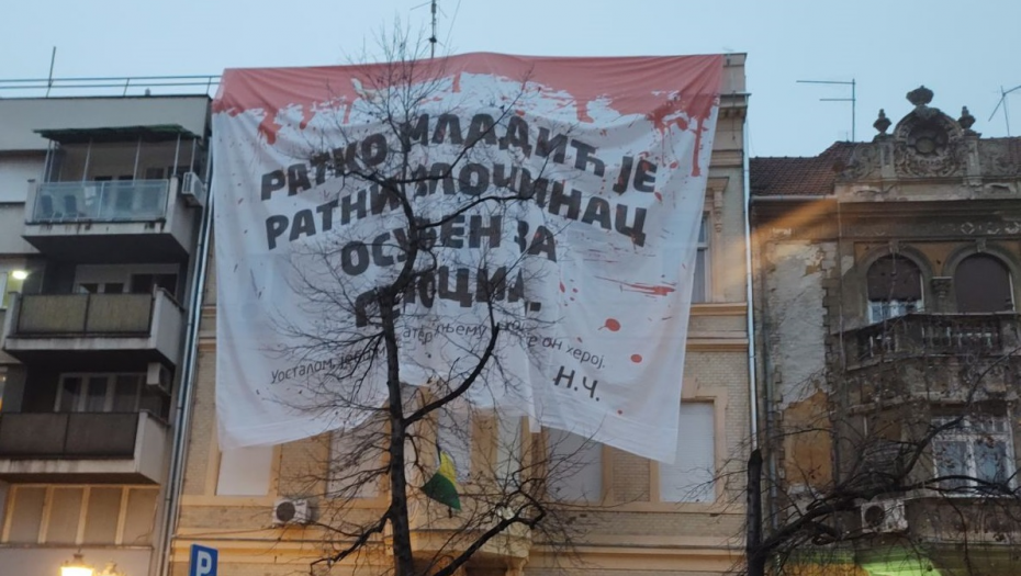 ČANAK POSTAVIO TRANSPARENT O RATKU MLADIĆU "Je*o ja mater i njemu i onome kome je on heroj" (FOTO)