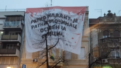ČANAK POSTAVIO TRANSPARENT O RATKU MLADIĆU "Je*o ja mater i njemu i onome kome je on heroj" (FOTO)