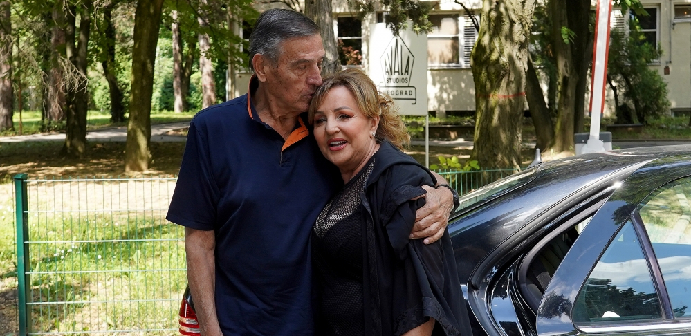 NON STOP PLAČE, NEUTEŠNA JE! Ana Bekuta ne izlazi iz stana, moli se za Milutinovo zdravlje, a oni joj pružaju najveću utehu!