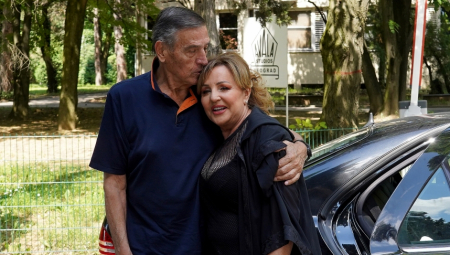NON STOP PLAČE, NEUTEŠNA JE! Ana Bekuta ne izlazi iz stana, moli se za Milutinovo zdravlje, a oni joj pružaju najveću utehu!