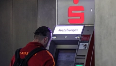 ZA PAR MINUTA OSTAO BEZ 219.000 DINARA Marko držao u rukama i karticu i telefon, a onda je novac samo počeo da mu nestaje