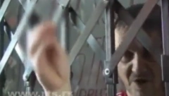 EVO KAKO SU IZGLEDALA PRAVA RADNIKA DOK JE ĐILAS ZGRTAO MILIONE Zoran Bulatović odsekao sebi prst i hteo da ga pojede jer je ostao bez hleba! (UZNEMIRUJUĆI VIDEO)