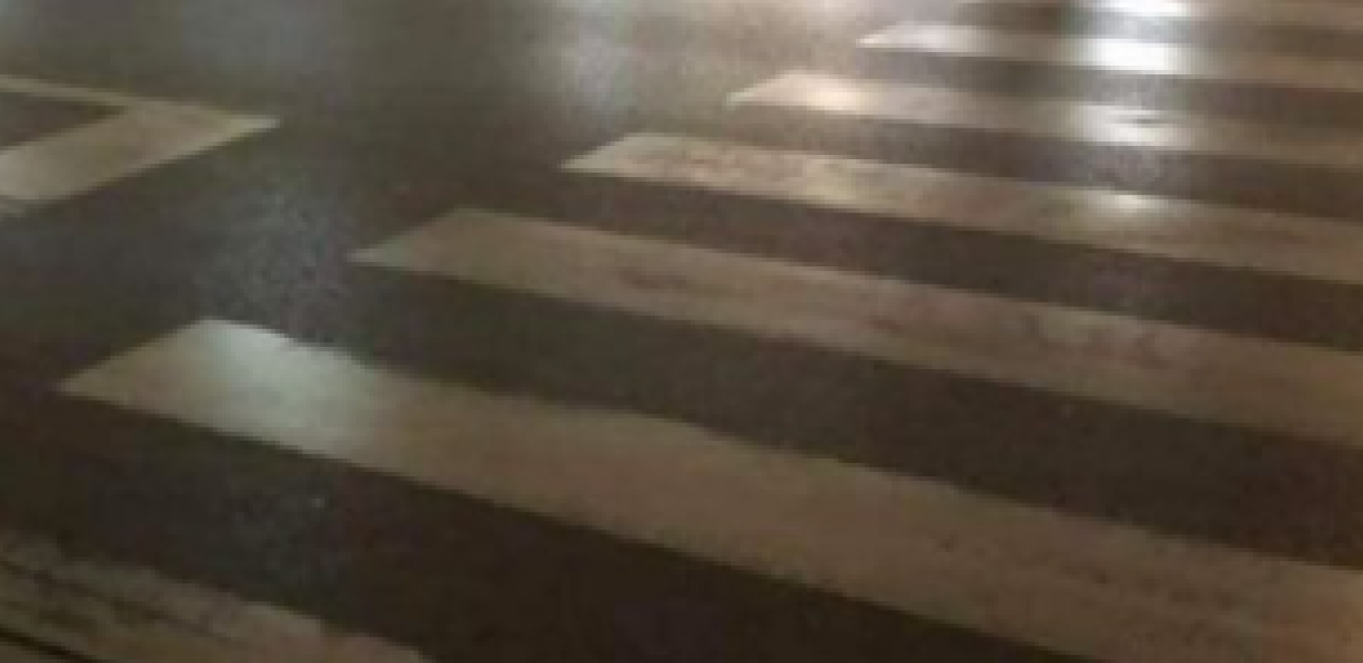 ZBUNJENI GRAĐANI U SMEDEREVU Muškarac visio sa prozora zgrade u donjem vešu usred noći (FOTO)