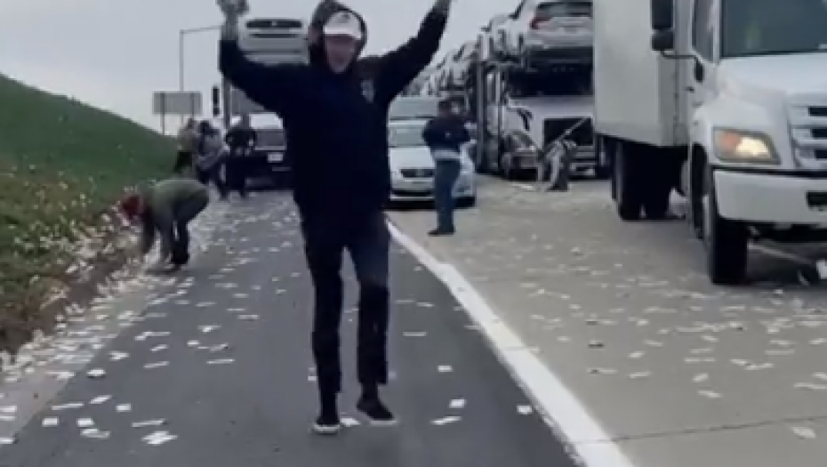 NEVIĐENO! Novac ispao iz blindiranog kombija, pomama među ljudima izazvala haos na putu! (FOTO/VIDEO)