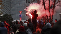 HAOS U SRCU EVROPE U Briselu hiljade ljudi na protestu zbog kovid mera, policija upotrebila vodeni top