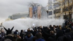 HAOS U GRADU Protest na ulicama se pretvorio u "rat" (FOTO/VIDEO)