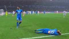 PONOVO "LUDILO" U FRANCUSKOJ Prekinut derbi, legenda dobila flašom po glavi, sudija brzo sklonio igrače (VIDEO)