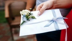 KOLIKO DA STAVIMO NOVCA U KOVERTU, A DA SE NE OBRUKAMO? Ovo su iznosi za brata, rođaka, prijatelja, koji morate da odvojite