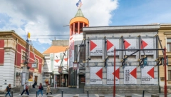 DVE NAIZGLED NEPOVEZANE I UDALJENE ZGRADE Šta je zajedničko jednom londonskom hotelu i beogradskom teatru