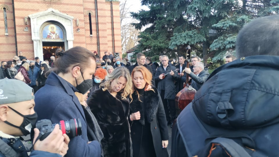 KRENULA TUŽNA POVORKA! Porodica, prijatelji i saradnici sa cvećem u rukama i slomljeni od bola, ćerke jedva stoje na nogama! (FOTO)