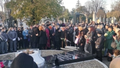TAJNA PORUKE KOJA SE NAŠLA NA VENCU Unuci su Merimu Njegomir sa razlogom ispratili baš ovim rečima!