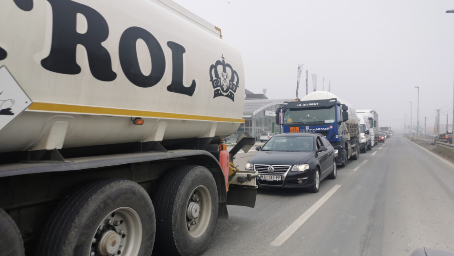 ZASPAO ZA VOLANOM NASRED AUTO-PUTA U SMEDEREVU Kamiondžija razbesneo vozače, formirala se kolona od tri kilometra!