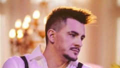 OPROSTIO SAM SVIMA KOJI SU ME POVREDILI Pevač progovorio o roditeljima i odrastanju, ove detalje o njemu niko nije znao!