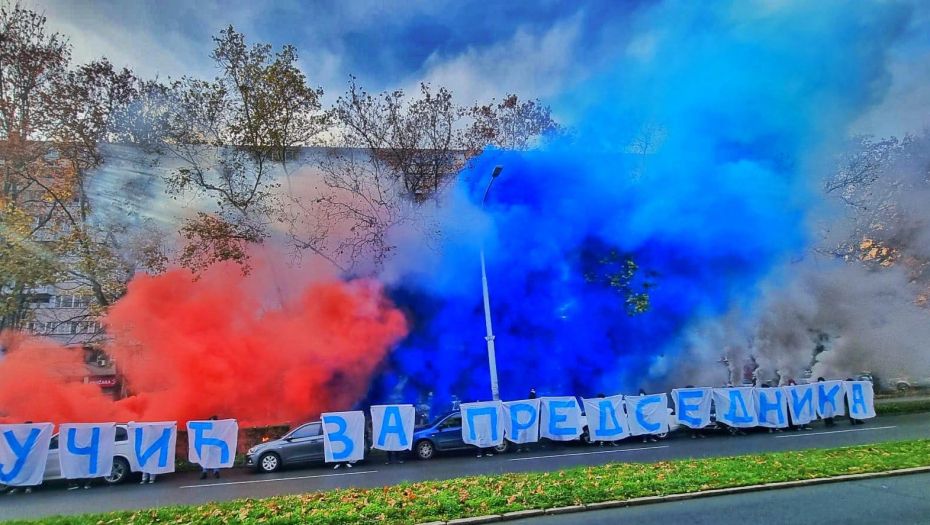 VUČIĆ ZA PREDSEDNIKA Mlade pristalice SNS-a organizovale spektakl na Novom Beogradu