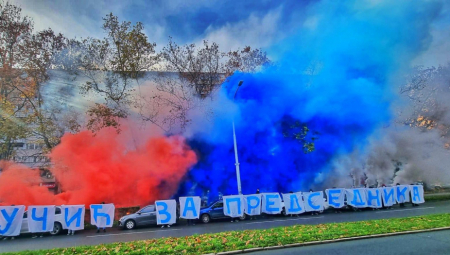 VUČIĆ ZA PREDSEDNIKA Mlade pristalice SNS-a organizovale spektakl na Novom Beogradu