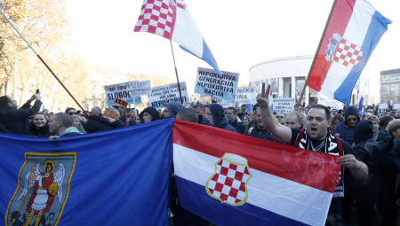 VANDALIZAM U HRVATSKOJ Uništena zastava srpske zajednice u Varaždinu