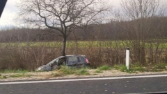 NESREĆA NA AUTO-PUTU KOD DRAŽEVCA Auto sleteo sa puta i udario u ogradu