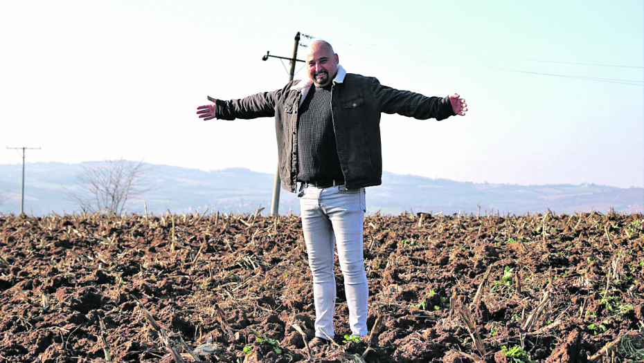 Nenad Božić, jedan od najvećih ratara iz Rače, žuri da obavi pripremu za prolećnu setvu: Njiva je moja fabrika pod nebom