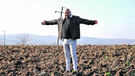 Nenad Božić, jedan od najvećih ratara iz Rače, žuri da obavi pripremu za prolećnu setvu: Njiva je moja fabrika pod nebom
