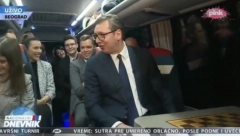 VUČIĆ NASMEJAO CEO AUTOBUS Daj sendviče da podelimo! (VIDEO)