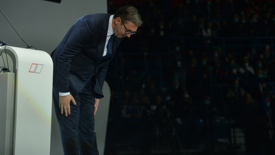 GEST PREDSEDNIKA VUČIĆA VREDAN POŠTOVANJA U trenutku dok je držao govor, malo se pomerio od govornice, a onda zadivio sve svojim potezom
