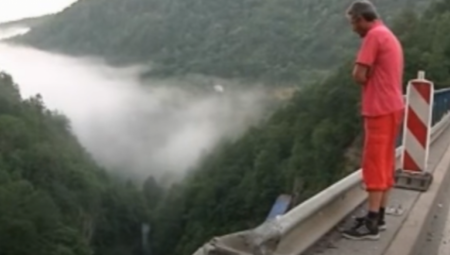 TRAGEDIJA U CRNOJ GORI Srpkinja kolima sletela u kanjon Morača