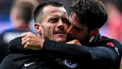 MAJSTORIJA FILIPA KOSTIĆA! Evrogolom srpski reprezentativac doneo Frankfurtu prednost! (VIDEO)