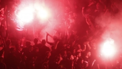 POJAVIO SE SNIMAK IZ DRUGOG UGLA Tribina u plamenu zbog grčke parole (VIDEO)