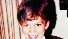 NEKADA SLADAK DEČAK, DANAS SVETSKA FACA Poznatog glumca sa fotografije mnogi prepoznaju, iako ima punih 40, izgleda mladoliko