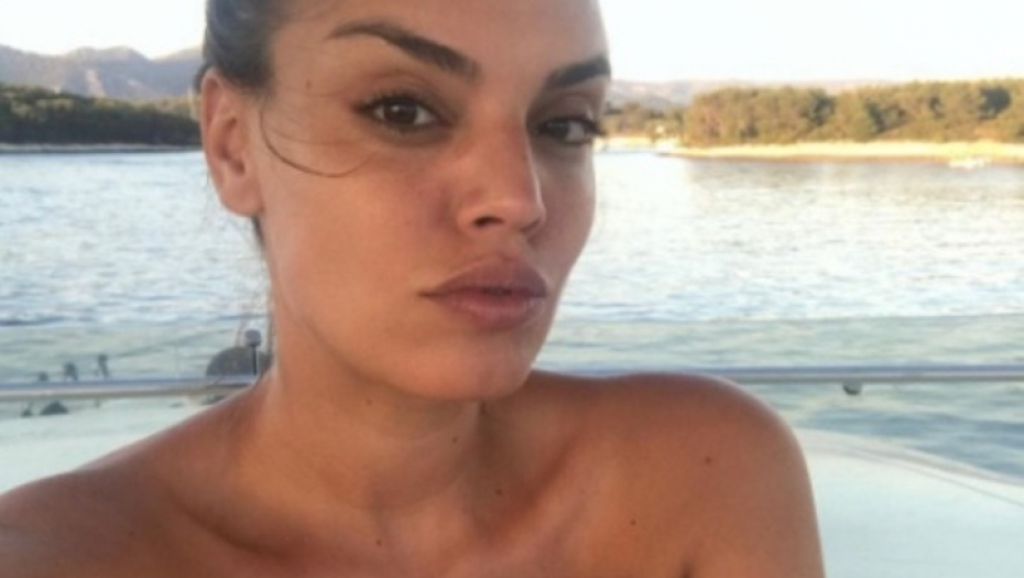 BATALILA GLUMU, PA SE LATILA MIKROFONA! Glumica odlučila da menja profesiju, pa se bacila na posao, ovaj obrt niko nije očekivao