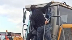 "BUDI JUNAK, PRETUCI ČOVEKA!" Zelenović zamenio teze, huliganu koji je zatvorio oko bageristi obezbedio puštanje: CRNI JUNAK! (VIDEO)
