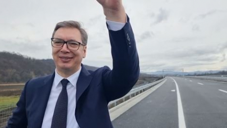 VUČIĆ, VUČIĆ, DOBAR DAN! SREĆAN RAD! Predsednik iznenadio radnike na putu Preljina-Pakovraće! (VIDEO)