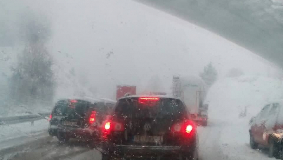 NA ZLATIBORU 20 CENTIMETARA SNEGA Padavine izazvale probleme u saobraćaju (VIDEO)