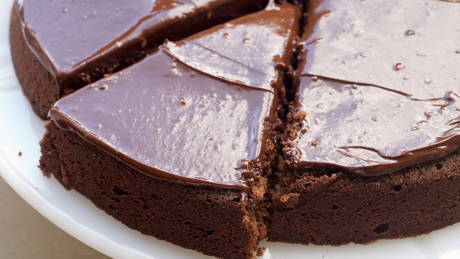 ČOKOLADNA FANTAZIJA SA KIKIRIKIJEM Torta koja se ne peče, lako se pravi,a brzo će nestati trpeze
