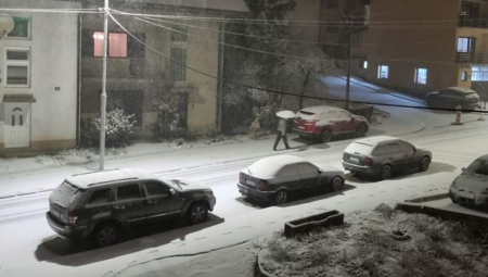 SNEG NAPRAVIO HAOS U NOVOJ VAROŠI Parkirani automobili na ulici, mašine nisu mogle da prođu (VIDEO)