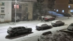 SNEG NAPRAVIO HAOS U NOVOJ VAROŠI Parkirani automobili na ulici, mašine nisu mogle da prođu (VIDEO)