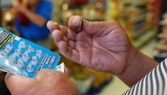 OGREBAO 182.000 EVRA NA SREĆKI DOK JE ČEKAO ŽENU Stao da sipa gorivo, supruga otišla u toalet a on doživeo IZNENAĐENJE ŽIVOTA