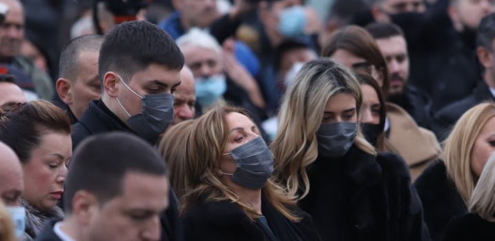 POTRESNA SCENA SA SAHRANE  Bekutu ova žena sve vreme drži za ruku (FOTO)