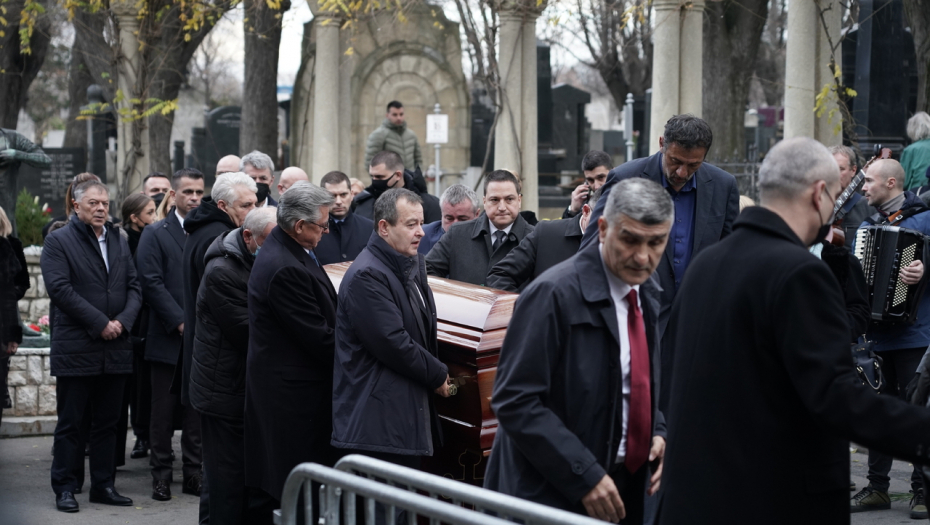 ISPRATILI MRKU NA VEČNI POČINAK Bajatović, Divac, Dačić i Ružić pognute glave i suznih očiju nosili kovčeg do grobnog mesta (FOTO)