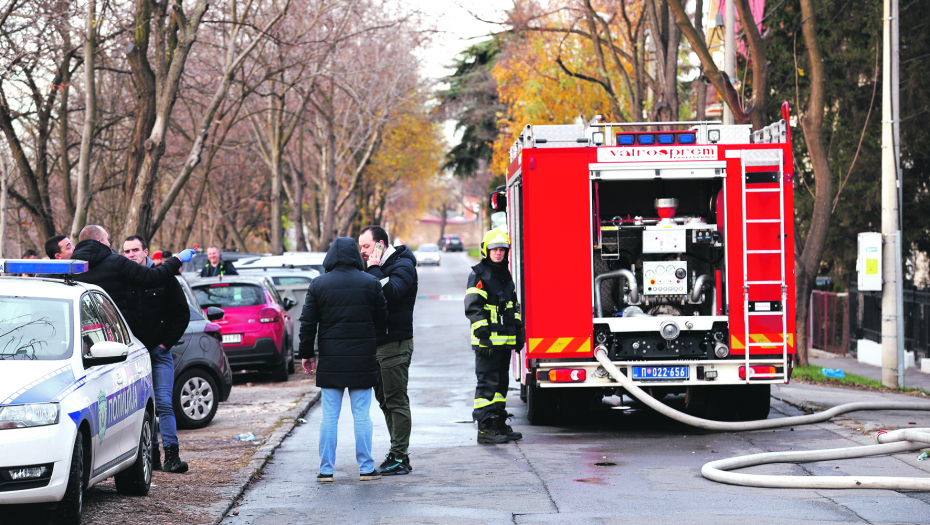 VELIKI POŽAR NA ZVEZDARI Plamen guta manji objekat na okretnici trolejbusa