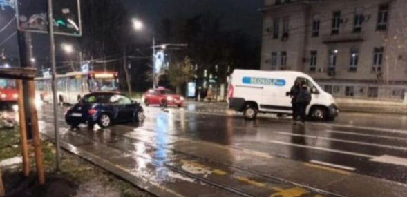 SAOBRAĆAJKA KOD AUTOKOMANDE: 3 mladića se autom zakucala u semafor, 1 ispao iz vozila teško povređen!