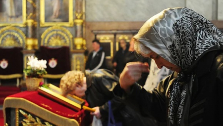 KADA SE TREBA PREKRSTITI TOKOM BOGOSLUŽENJA? Ovo su običaji i pravila ponašanja u svim pravoslavnim crkvama