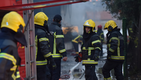 TROJE MALIŠANA BILO U BARACI KOJA JE GORELA ISPOD PANČEVAČKOG MOSTA Požar lokalizovan, brzom intervencijom vatrogasaca deca spasena
