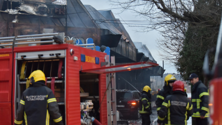GORI STAN NA POSLEDNJEM SPRATU Požar u naselju Stepa Stepanović, širi se crni dim!